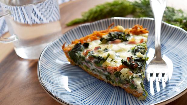 Turkey Bacon 和 Spinach Quiche with Sweet Potato Crust