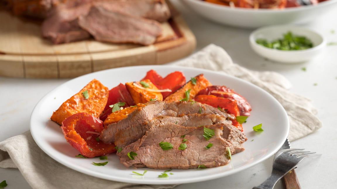 Roasted Sun-Dried Tomato Beef Tri-Tip with Peppers 和 Sweet Potatoes