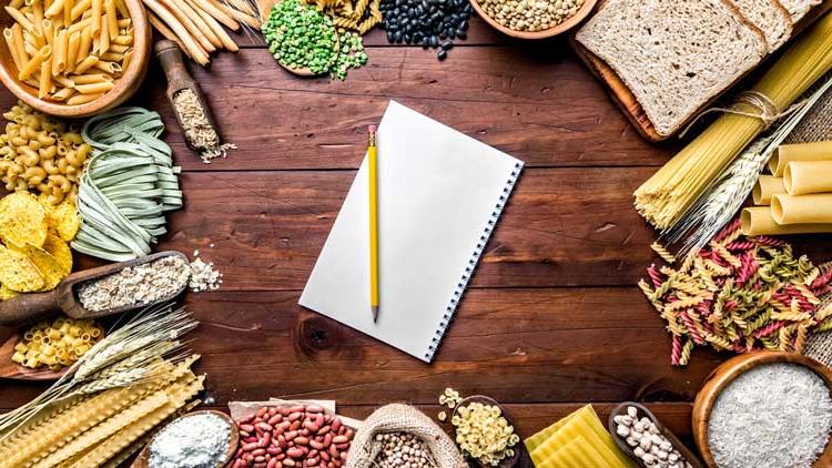全谷物和膳食纤维食品与笔记本接壤.