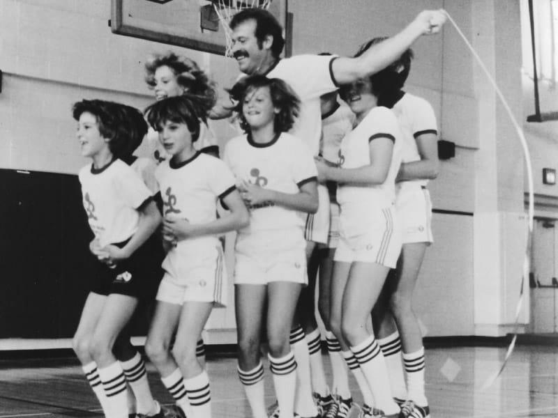 和他们的教练, 体育教师Richard Cendali(中), 跳绳队是1981年“心灵跳绳”全国表演队, 这是一个以学校为基础的挑战，早于今天的儿童心脏挑战和美国心脏挑战. 跳绳队来自科罗拉多州博尔德山谷的学校. (美国心脏协会档案)