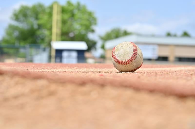 棒球是11岁的山姆·诺斯克最喜欢的运动. 他死后, 在山谷城建立了一个棒球场, 北达科他, 在他记忆中的小学. (小沃尔特·约翰逊摄./美国心脏协会)