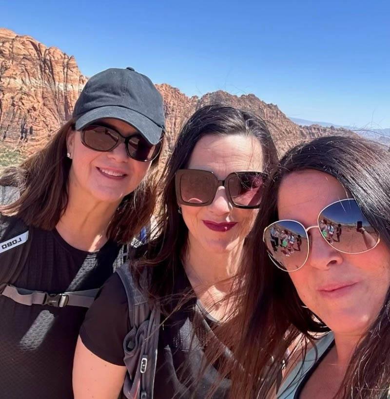 Dr. Julianne Holt-Lunstad (middle) with her sisters Rebekah (left) and Katherine during a hike in southern 犹他州 as part of their annual family trip with all her siblings, 侄女和侄子. (图片由博士提供. 朱丽安·霍尔特·龙史塔德)