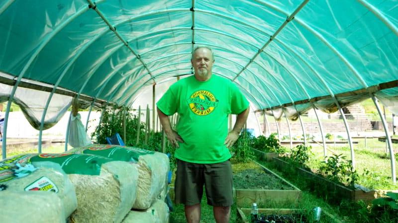 在威廉森健康中心社区卫生工作者的帮助下，托尼·德隆的糖尿病和血压得到了控制. He now volunteers with the Williamson community garden. (图片来源:Mark Birnbaum Productions/美国心脏协会)