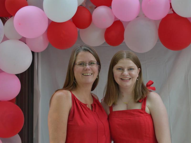 凯瑟琳·赫尔曼(左)和她的妈妈卡拉·海利，凯瑟琳心脏移植一年后. (图片由Katherine Herrmann提供)