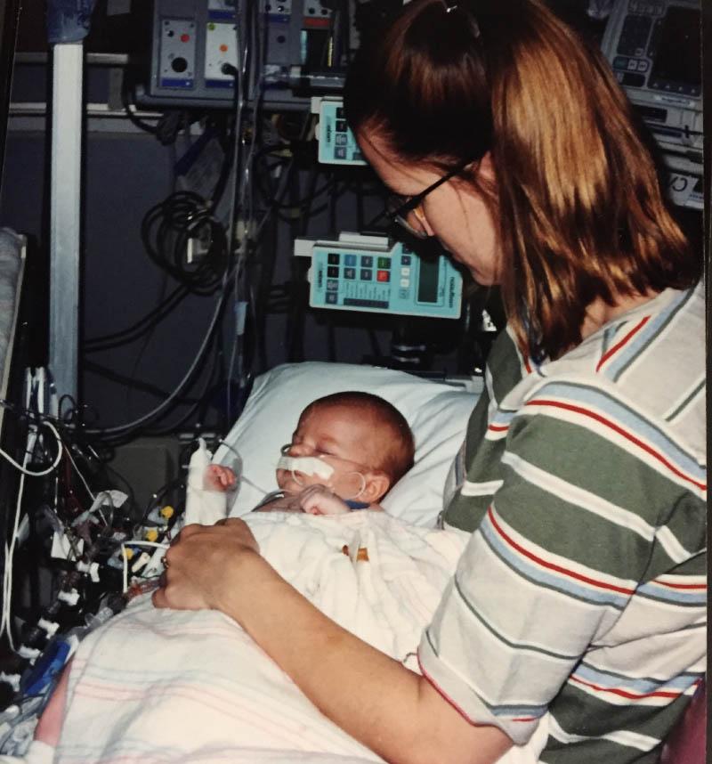 凯瑟琳·赫尔曼还是婴儿的时候和她妈妈卡拉·海利在医院. (图片由Katherine Herrmann提供)