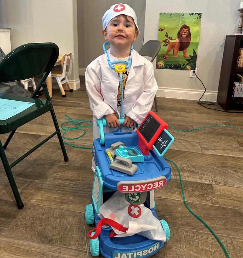今年3岁的威廉·塞万提斯(William Cervantes)正在装扮成一名医疗服务提供者. (图片由塞万提斯家族提供)