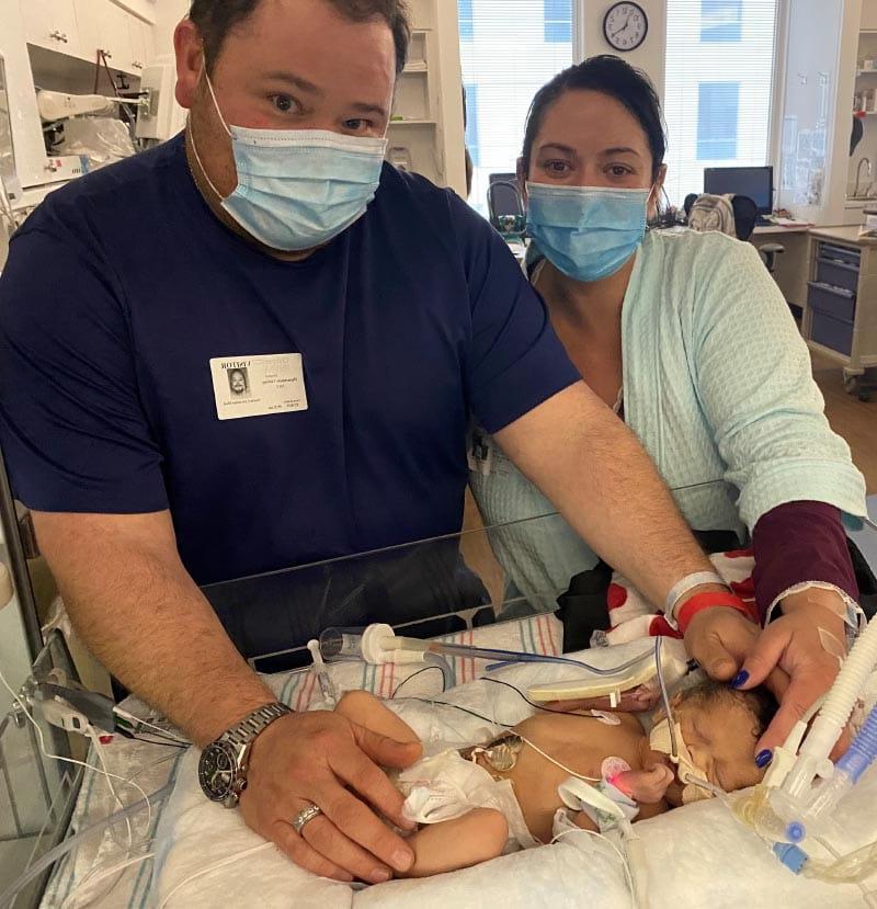 斯蒂芬妮(左)和贾斯汀·塞万提斯在医院和他们刚出生的儿子威廉. (图片由塞万提斯家族提供)