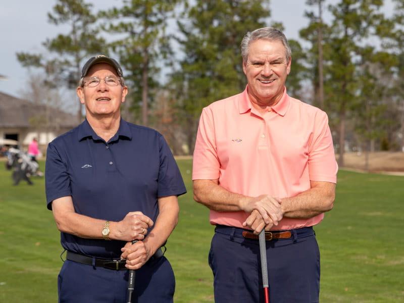 乔治·理查兹(右)和他的朋友, Mike Davisson, 是谁发现理查兹在打高尔夫球时中风了. (图片由Nicole Harnishfeger提供)