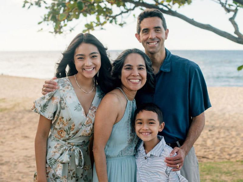 心律失常幸存者Jackie Ng-Osorio和她的家人. 左起:丈夫凯恩、儿子托拜厄斯、杰基和女儿佩特拉. (图片由Jackie Ng-Osorio提供)