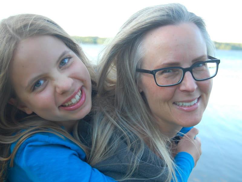 法医病理学家、沃尔夫-帕金森-怀特综合症幸存者米歇尔·奥勒留斯(左)和她的女儿, Lilly. (Photo courtesy of Dr. Michelle Aurelius)